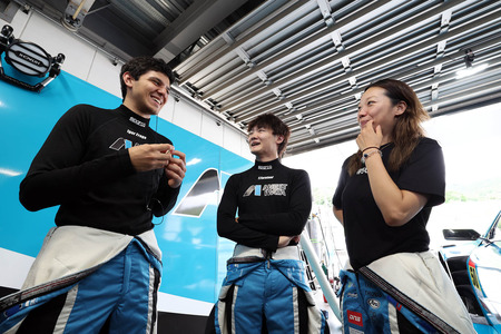 Los tres pilotos. Todos ellos disputan su primera temporada en la Super GT. Fraga, Furutani y Koyama hablan sobre la técnica de conducción y la estrategia