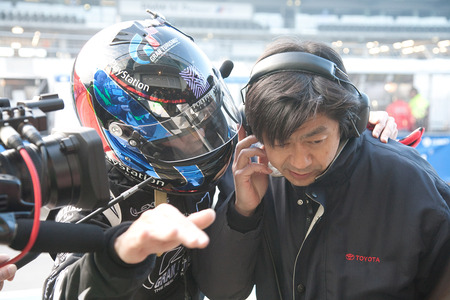 シートから降りたばかりの山内から報告を受けるチーム監督の三橋潤一さん。「レースは人を育てる」という理念のもとに今回のチームをまとめ上げてきた。