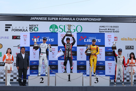 Fraga kończy udaną rundę 4. na drugim miejscu i po raz pierwszy staje na podium serii Super Formula Lights. Na zdjęciu, poza Fragą, zwycięzca rundy 4., Hibiki Taira oraz zdobywca trzeciego miejsca Iori Kimura.