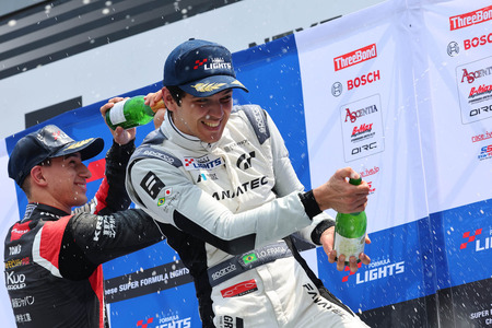 Fraga y sus rivales celebran el podio con champán