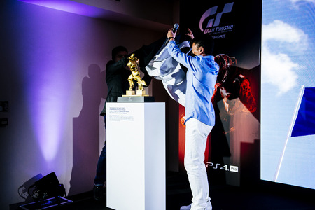 Onthulling van de winnaarstrofee van het online FIA GT-kampioenschap, dat in de game wordt verreden.