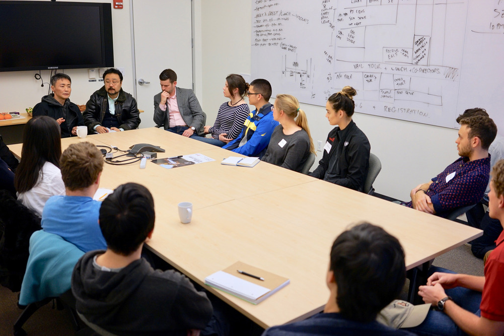 Kazunori Yamauchi tijdens een discussie met Stanford-studenten.