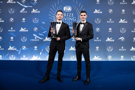 Valerio Gallo and Coque López holding their trophies
