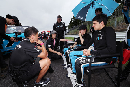 コース上で監督、チームと話すイゴール・大村・フラガ選手、古谷悠河選手。