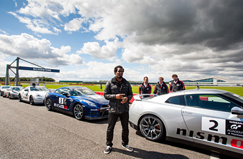 Piloto de drift por um dia: jogadores de videogame encaram a pista na vida  real