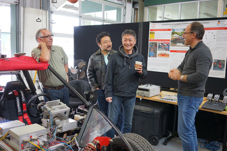 Visite du garage du CARS. Au premier plan, véhicule expérimental X1 développé par les étudiants de Stanford. 