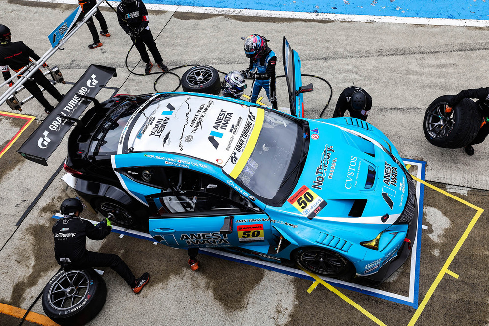 A pit stop and driver change for the ANEST IWATA Racing RCF GT3. Miki Koyama is next in the driver&rsquo;s seat.