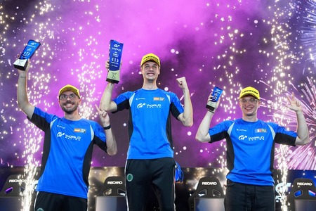 В Лос-Анджелесе испанец Пол Урра (в центре) одержал победу в ходе напряженной финальной гонки. По очкам по-прежнему лидирует его соотечественник Хосе Серрано (в центре): перед Мировым финалом у него на 5 очков больше, чем у ближайшего преследователя.