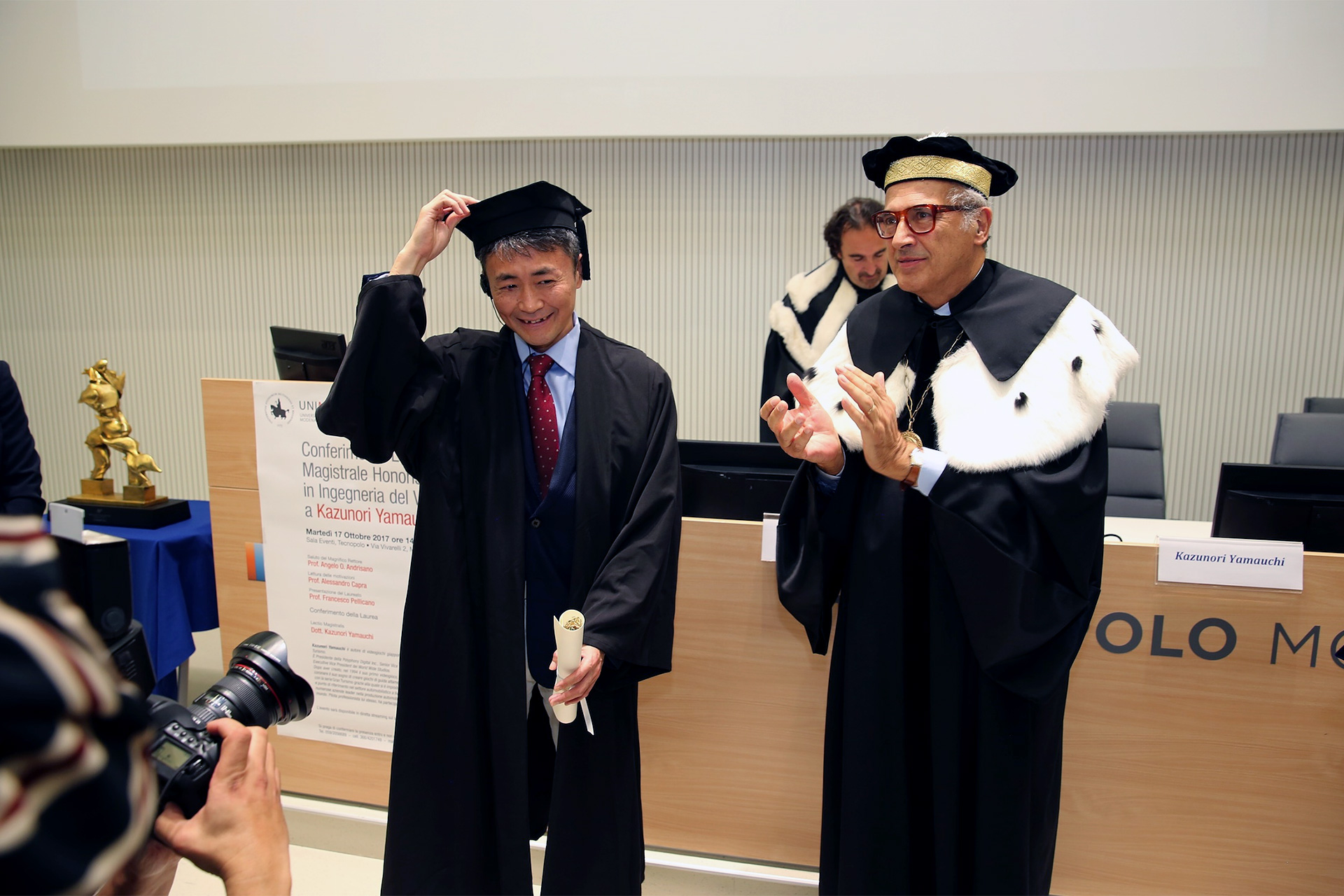 Rektor Uniwersytetu Modeny i Reggio Emilia, profesor Angelo Andrisano (po prawej), oraz Kazunori Yamauchi.
