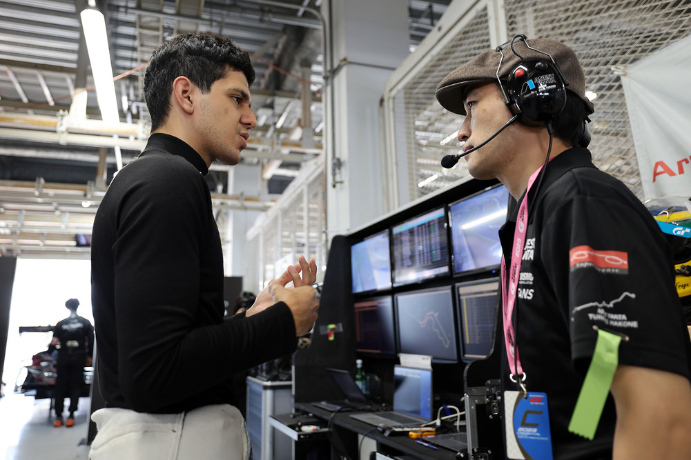 Fraga, ANEST IWATA Racing'in baş mühendisi Amazawa ile konuşuyor