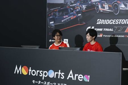 実況を務めたのは「TGR GT CUP 2021」ワールドチャンピオンの山中 智瑛氏（左）、解説には「FIA GT チャンピオンシップ 2018 シリーズ」マニュファクチャラーシリーズ ワールドチャンピオンの川上 奏氏（右）