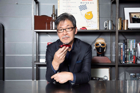 Ikuo Maeda (เจ้าหน้าที่อำนวยการบริหารจัดการฝ่ายการออกแบบและสไตล์ของแบรนด์)