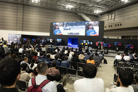 会場となったジャパン モビリティショー2023 モータースポーツエリア（東京ビッグサイト 東7ホール）は、各校の応援や観覧で熱気に包まれた