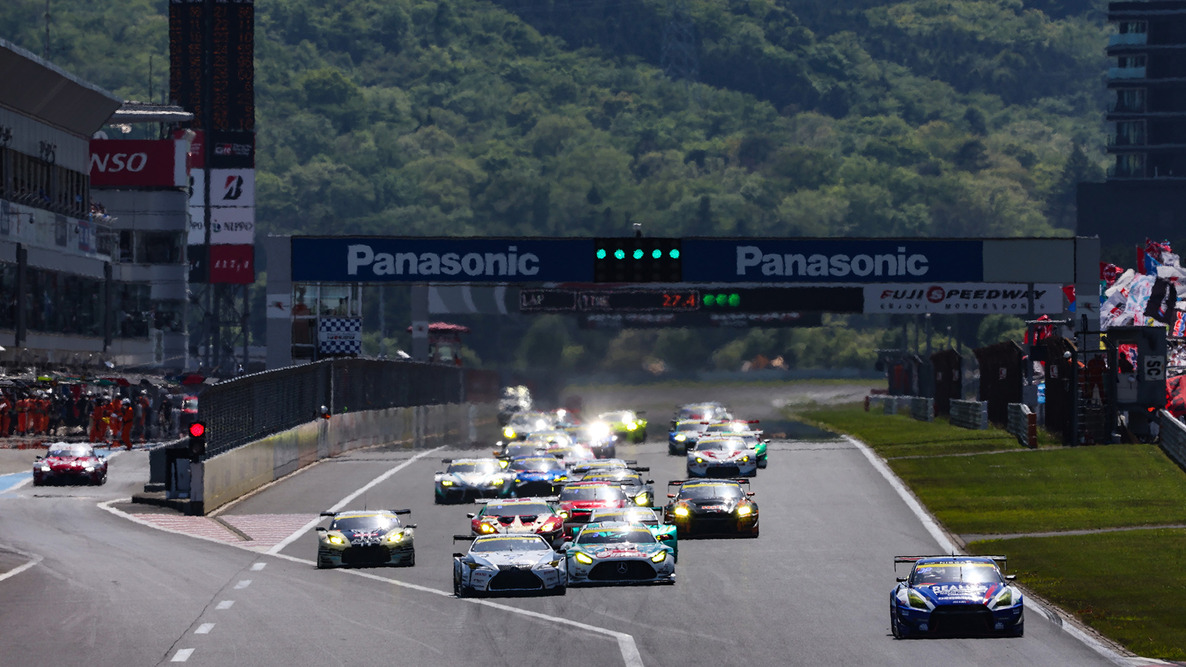 The start of Round 2 Fuji Speedway Final race. 41 cars including both GT500 and GT300 machines took to the track