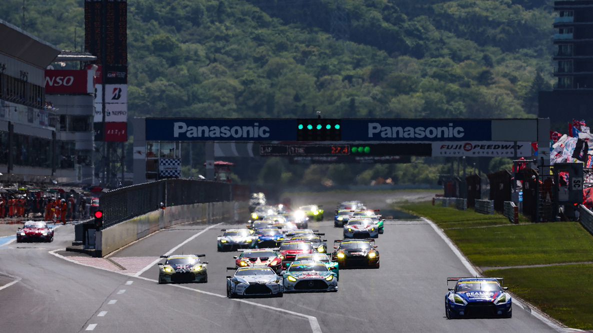 Début de la course finale de la 2e manche au Fuji Speedway. 41 voitures, comprenant à la fois des GT500 et des GT300, sur la piste