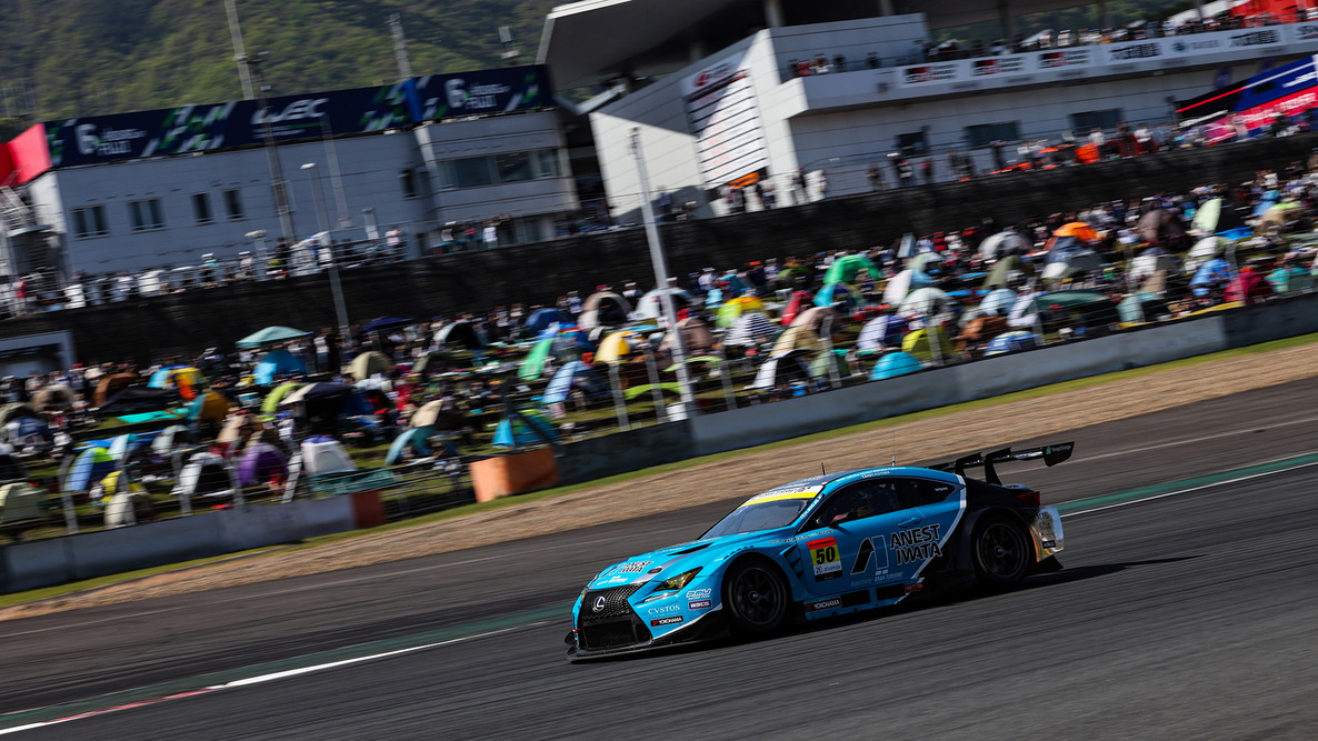 The ANEST IWATA Racing RC F GT3 struggled in qualifying. On the trackside there are many tents of spectators who are set up in camp-style viewing positions. The official camp-style race spectatorship on the Fuji Speedway started in Round 5 of the SUPER GT in 2017