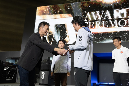 グランツーリスモ シリーズ プロデューサー山内一典より、優勝目録と副賞の授与