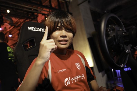 W rundzie 2 Manufacturers Cup Takuma Sasaki z zespołu Porsche dzięki dobrej strategii triumfował w deszczu na torze Fuji.