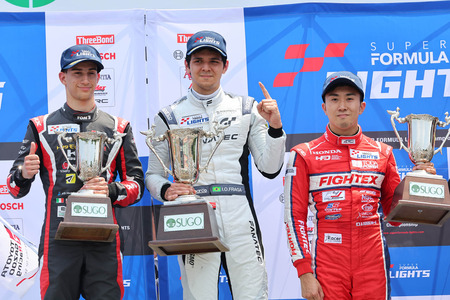Vítěz 6. kola Igor Fraga (uprostřed), druhé místo Enzo Trulli (vlevo), třetí místo Syun Koide (vpravo)