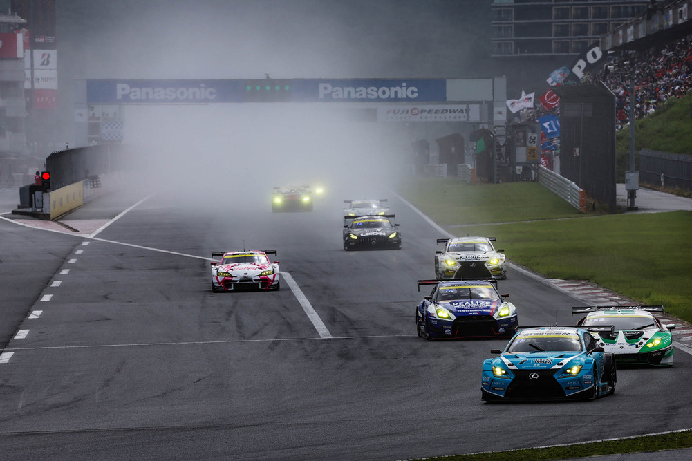 Super GT Round 4 &ndash; Fuji Speedway. 42 cars were on track, 15 in the GT500 class and 27 GT300 class. In contrast to the qualifying, the race started in harsh weather, with rain and low temperatures.