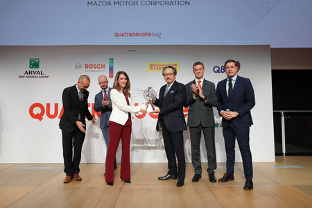 Mazda의 차세대 연소 기술 SKYACTIV-X가 "Quattroruote Global Tech Award"를 수상. 단상 위에 선 후지와라 키요시 전무 이사 (중앙 오른쪽)