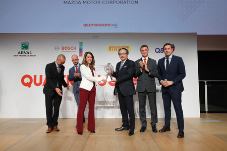 Mazda’s next-generation combustion technology, SKYACTIV-X, received the Global Tech Award. Standing on stage is the Director and Senior Managing Executive Officer of Mazda Motor Corporation, Kiyoshi Fujiwara.