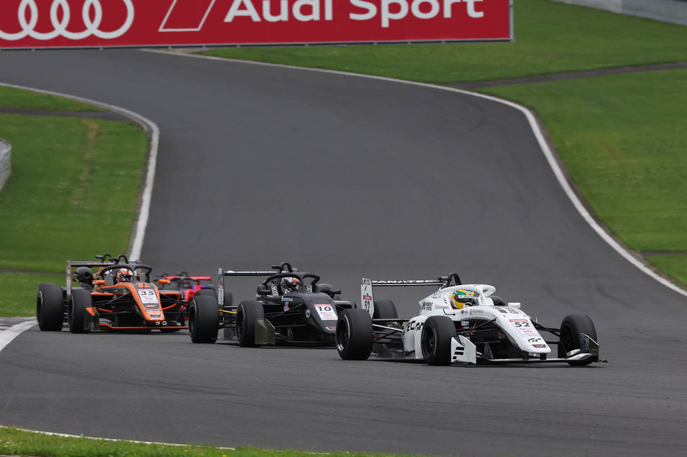 In race 11 worden meerdere straffen uitgedeeld. Fraga zet echter een cleane race neer, wordt 4e en pakt 3 punten