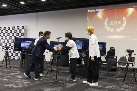 山内一典から表彰される中央大学のメンバーたち。