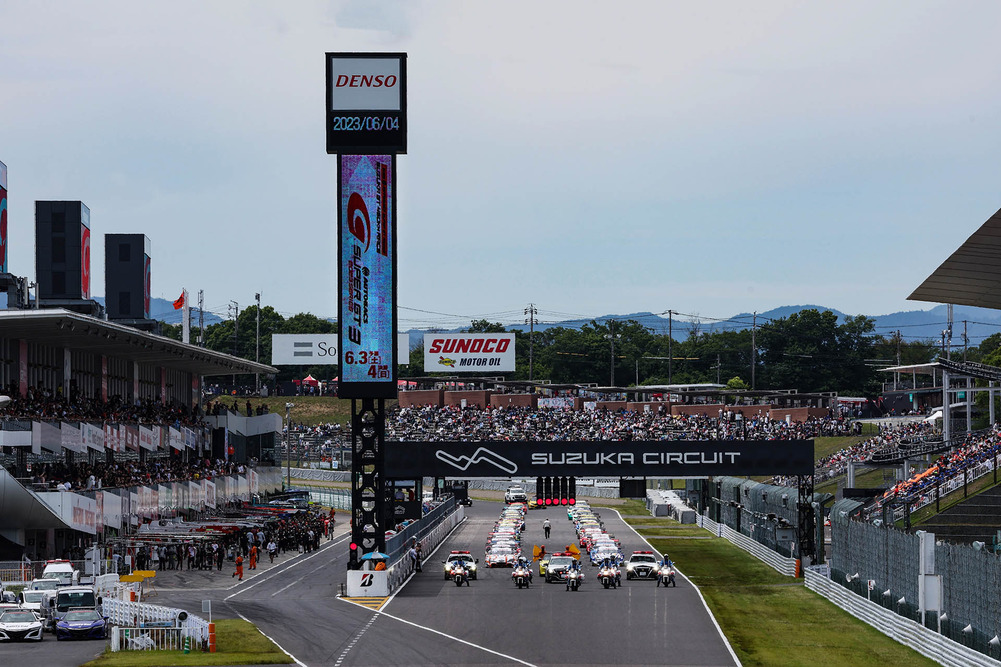 El Suzuka Circuit se encuentra en la ciudad que le pone nombre, en la prefectura de Mie, y cuenta con gran fama global, donde se celebran carreras internacionales como el Gran Premio de Japón de F1 y las carreras de resistencia de 8 horas de Suzuka.