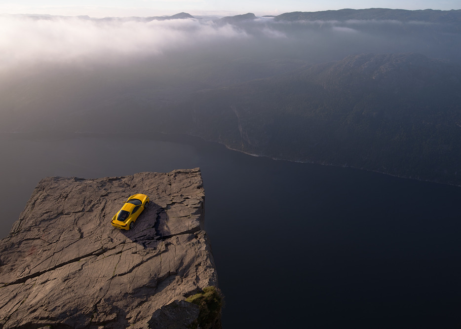 Rogaland - Norvegia / Preikestolen
Un ripido dirupo che si alza a più di 600 metri sul Lysefjord. Quest'ampia falesia, che non è delimitata da ringhiere, offre un panorama senza pari.