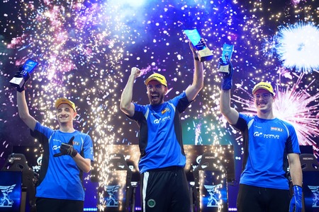 Dans la Nations Cup à Berlin, les conditions météorologiques changeantes ont bouleversé l'état de la piste, mais Jose Serrano (Espagne) a su garder la tête froide pour franchir la ligne d'arrivée en premier et remporter une deuxième victoire consécutive. (Centre)