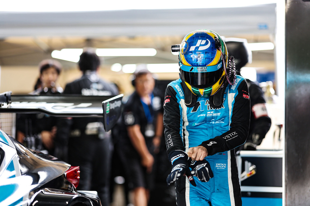 El equipo y Fraga deciden apostar por una arriesgada estrategia en boxes. Fraga sigue la estrategia con su rendimiento en el circuito.