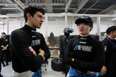 Fraga y Furutani hablando sobre los ajustes del coche en boxes.