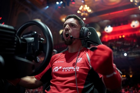 В третьем раунде Manufacturers Cup, который прошел в Лос-Анджелесе, Анхель Иностроса привел Porsche к победе, выбрав смелую стратегию замены шин. Благодаря этому команда поднялась на 4-е место в общем рейтинге, и теперь отстает от лидера Subaru всего на 3 очка. Сумеет ли Porsche повторить свой успех в Фукуоке?