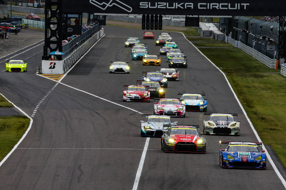 The formation of GT300 cars in the 3rd round of SUPER GT. The 'ANEST IWATA Racing with Arnage' Lexus RC F GT3 with Fraga behind the wheel starts in 15th place