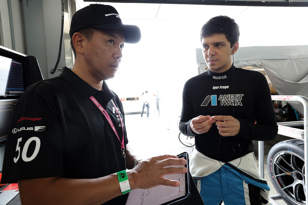 Fraga speaks with team director Yusuke Matsuura