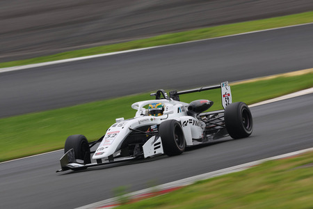 富士の第3セクター（中低速コーナー区間）での、オーバーステア気味の挙動もあってフラガ選手の予選タイムは伸び悩んだ