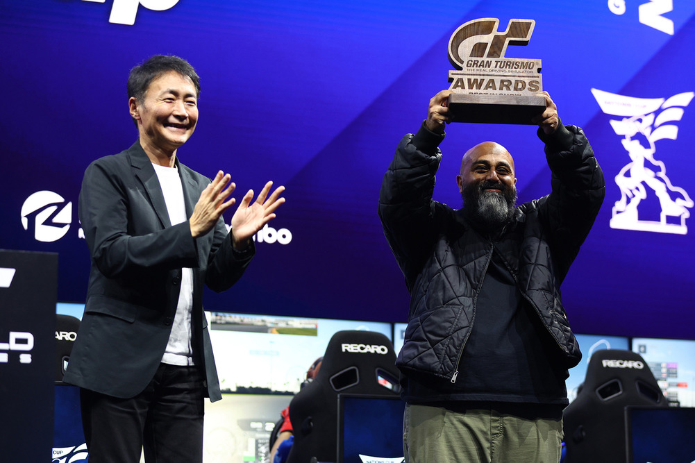 Big Mike recibe el trofeo "Best in Show" de los Premios GT de la mano de Kazunori Yamauchi, productor de Gran Turismo (Rda. 3 - Los Ángeles de la GT World Series)