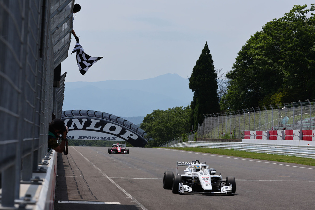 Fraga s vozem č. 52 FANATEC-GRAN TURISMO with B-MAX získává šachovnicový praporek a při svém prvním vítězství v seriálu se raduje gestem s pěstí