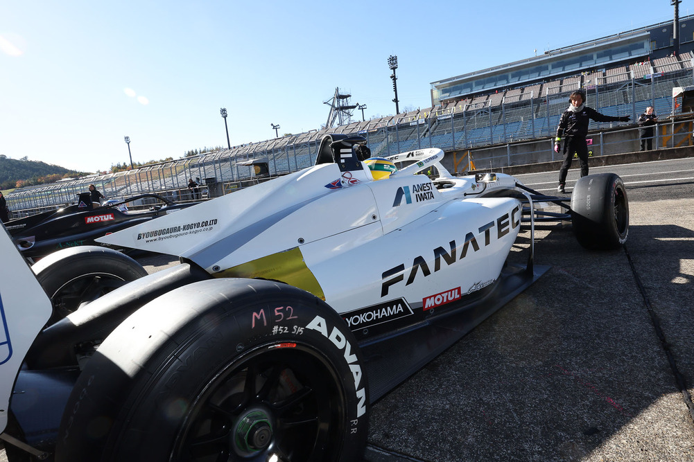 Dans les qualifications officielles, Igor souffre d'un manque de traction dans les virages à faible vitesse, mais il parvient à se placer 4e sur la grille de départ de la manche 16, et 2e sur la grille de la manche 17.