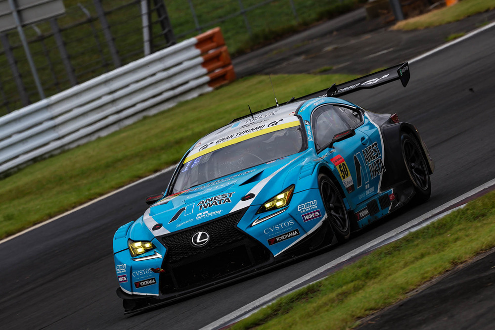 With a mix of dry and wet stretches on the track, there are a number of incidents and collisions on track. Fraga pushes ahead in the ANEST IWATA Racing RCF GT3 in spite of the poor conditions.
