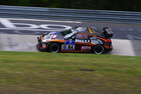 「グランツーリスモ」ファンにはおなじみ、「GTアカデミー」で欧州GT4選手権を戦うRJNモータースポーツも370Zで完走を果たした（ゼッケン64／SP7クラス10位）。ドライバーとしてアレックス・バンコム選手が参加した