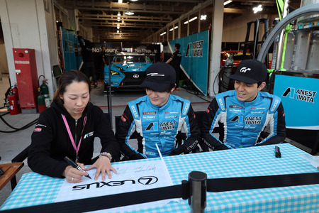 Une image de l'événement de communication avec les fans. De gauche à droite : Koyama, Furutani et Fraga.