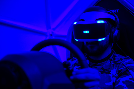 Odwiedzający testują działanie VR.